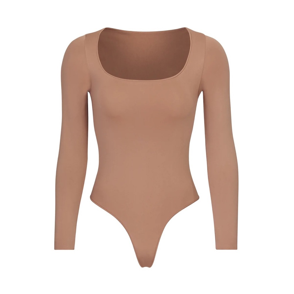 SKIMS ESSENTIAL LONG SLEEVE SCOOP NECK BODYSUIT nwt Color: Sienna